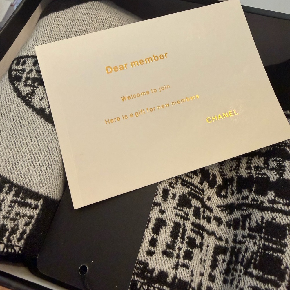 CHANEL Black and White Cashmere Silk Blend Scarf/ Wrap/VIP GWP - Picture 8 of 9